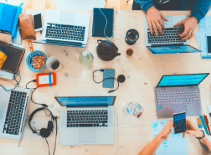 コワーキングスペースのテーブルと作業の様子