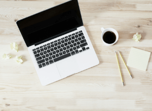 ノートパソコンとコーヒー