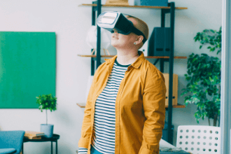 VRを体験する男性