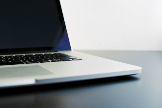 黒いデスクに置かれたノートパソコン