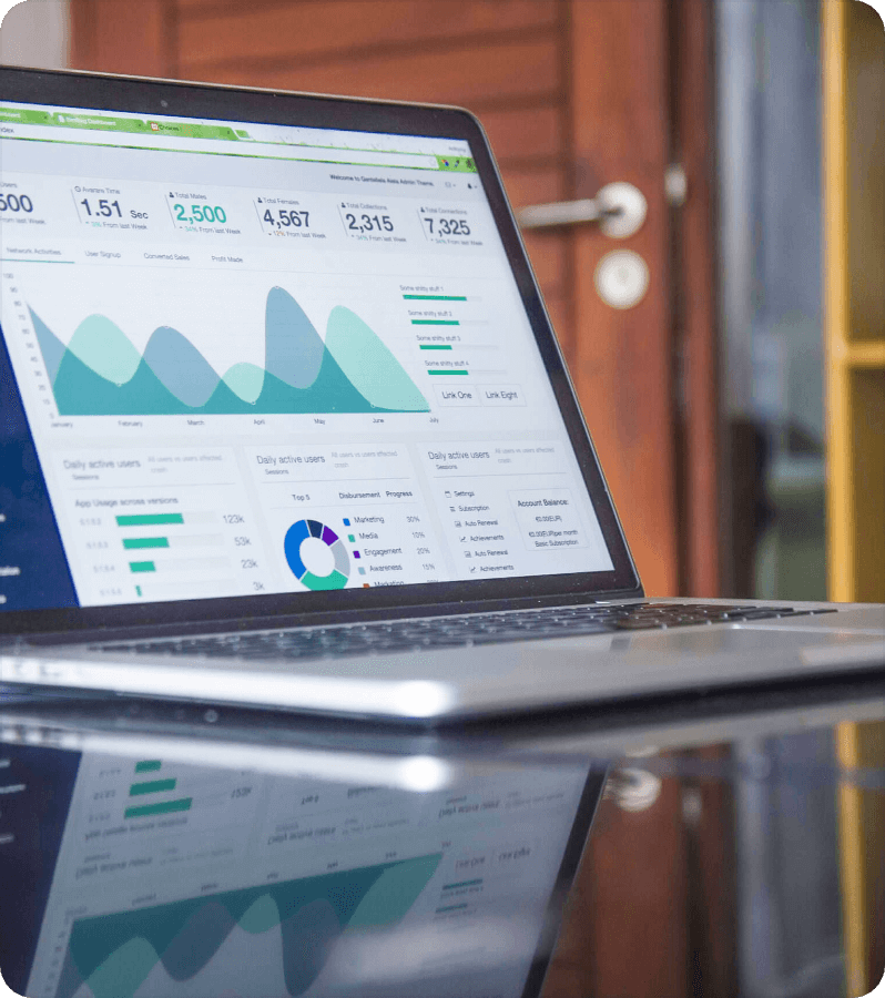 分析画面を開いたノートパソコン