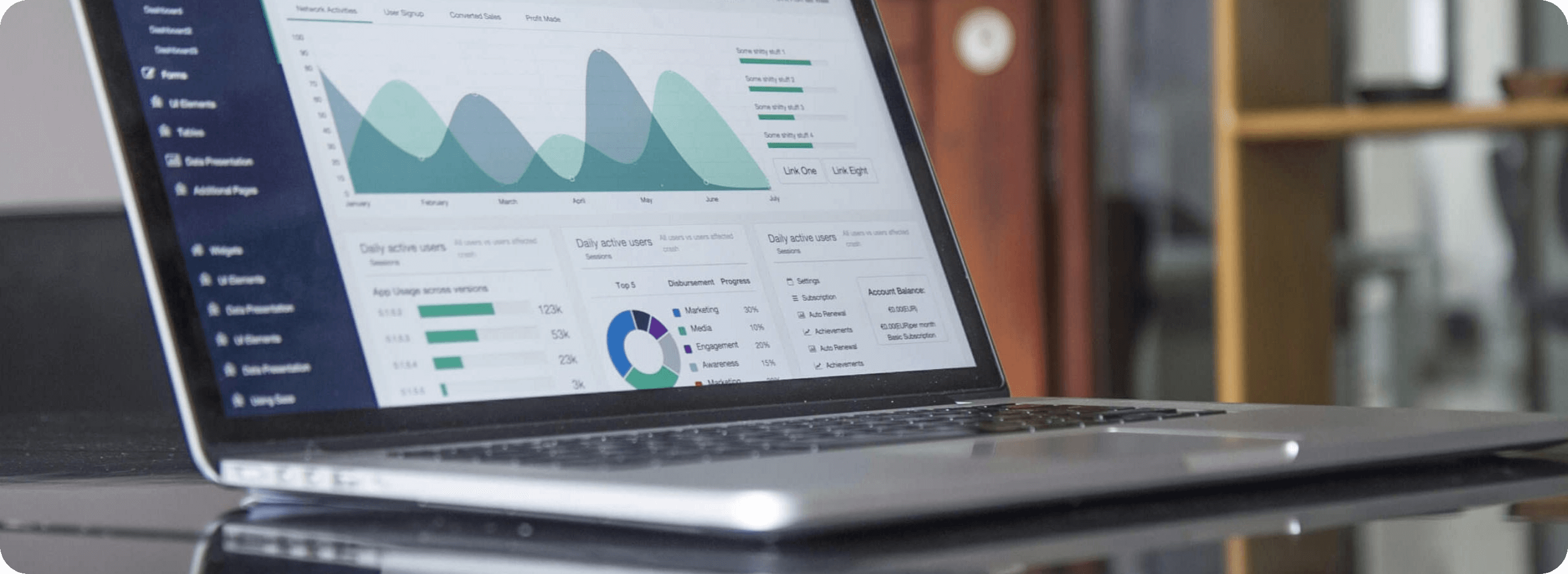 分析画面を表示したノートパソコン