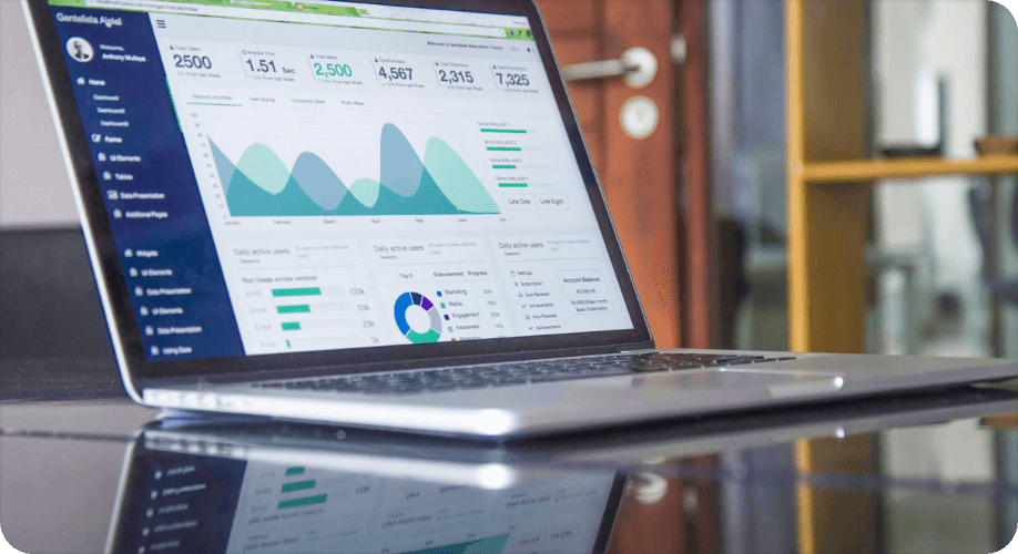 分析画面を表示したノートパソコン